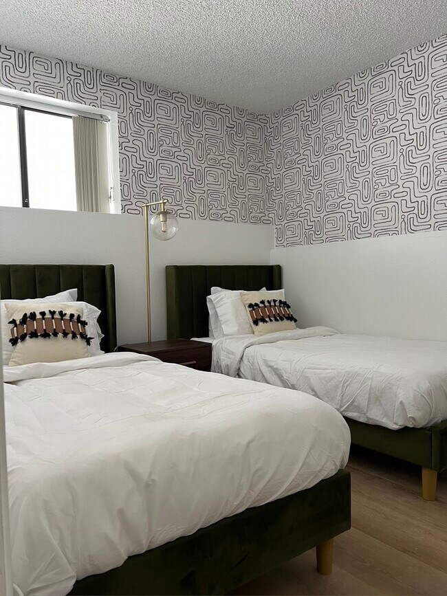 Building Photo - 2584 S Centinela Ave