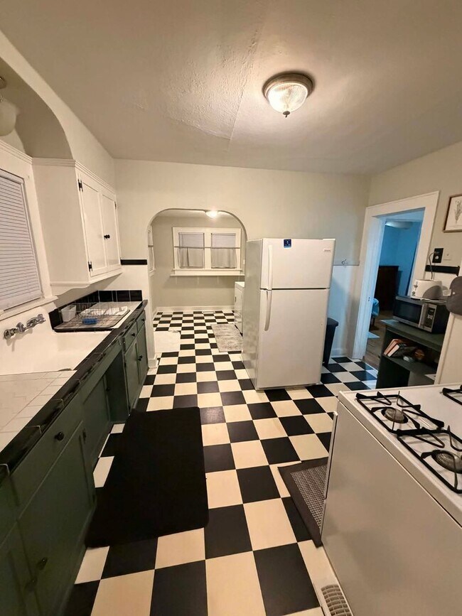 Building Photo - COMING SOON: 2 Bedroom Fully Furnished Short-Term Rental – Joplin, MO