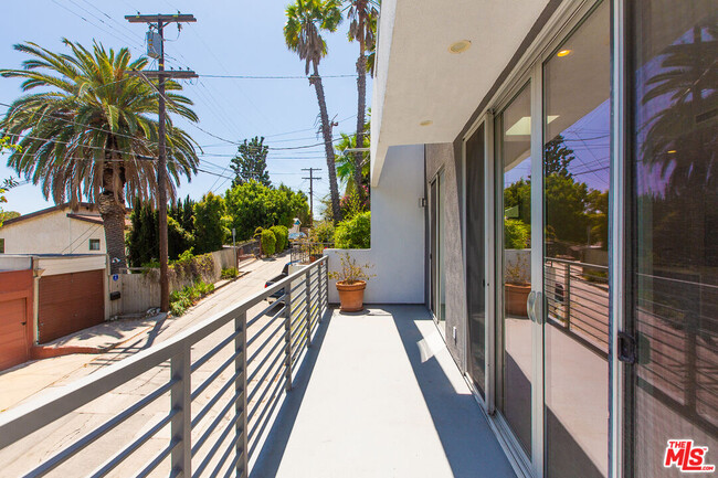Building Photo - 3907 De Longpre Ave