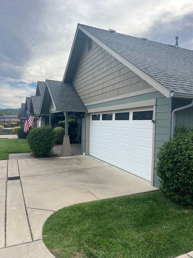 Building Photo - Cozy 2-Bed, 2-Bath home with Modern Touche...