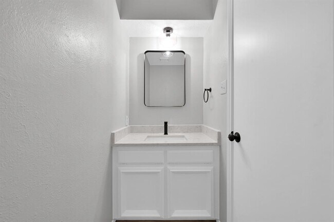 Building Photo - 3843 Knollcrest Dr