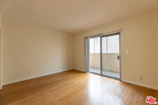 Building Photo - 1033 6th St