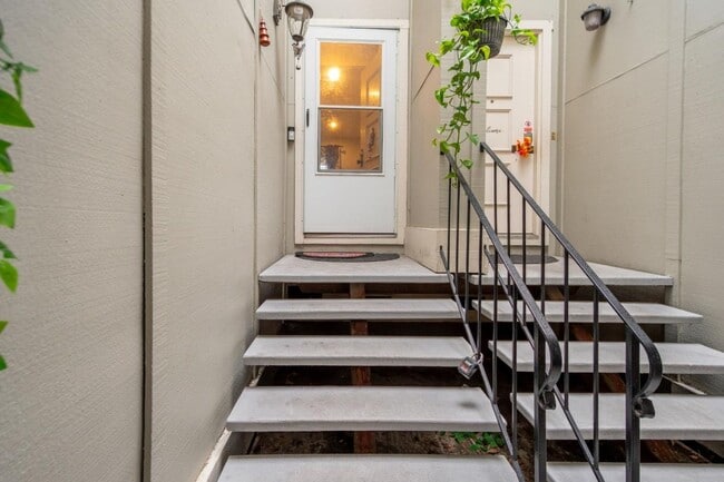 Building Photo - Beautiful Townhome in Northpoint Community in Cupertino!