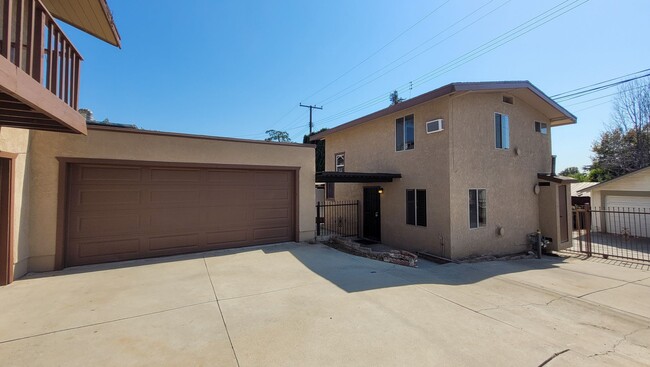 Building Photo - NOW AVAILABLE! 2 Bedroom back house in His...