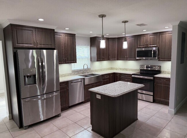 Building Photo - 3 bedroom home for rent on 1/2 acre!