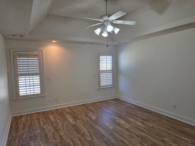 Building Photo - 604 Twelve Oaks Dr