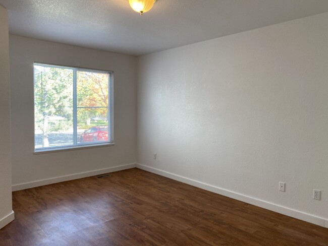 Building Photo - $500 Off 1st Month's Rent if Lease Starts ...