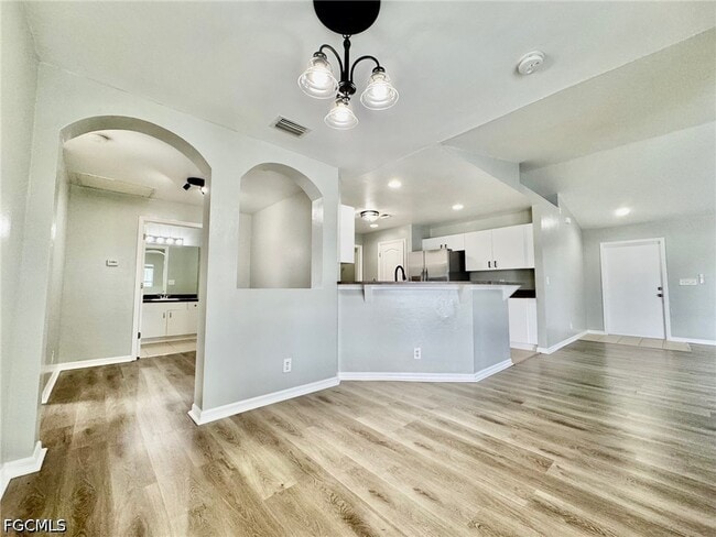 Building Photo - 714 Knox Ave S