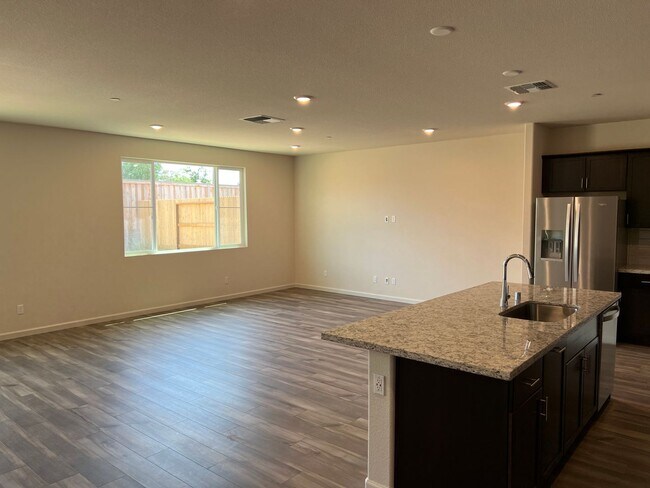 Building Photo - Gorgeous Newer Meadowlands, Residence 3 Mo...
