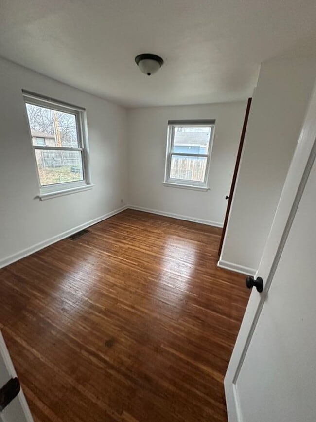 Building Photo - 11 Hedge St