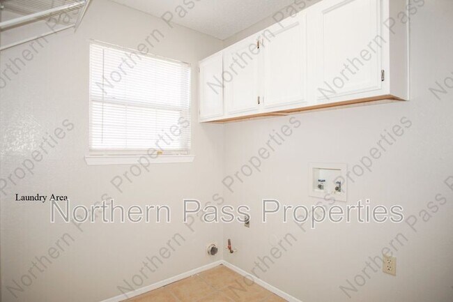 Building Photo - 7317 Luz De Lumbre Ave