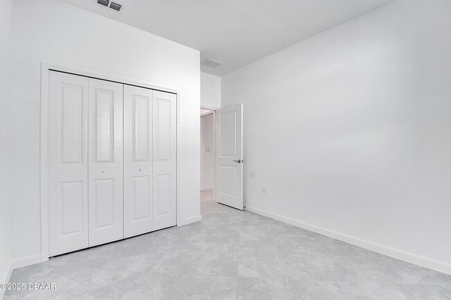 Building Photo - 215 Summertime Pl