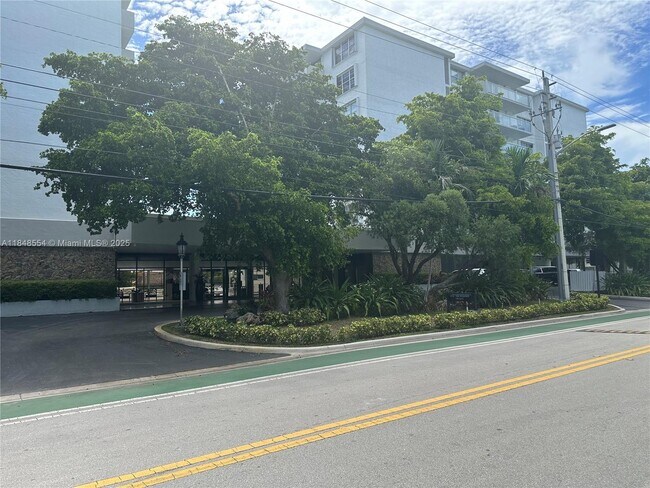 Building Photo - 10000 W Bay Harbor Dr