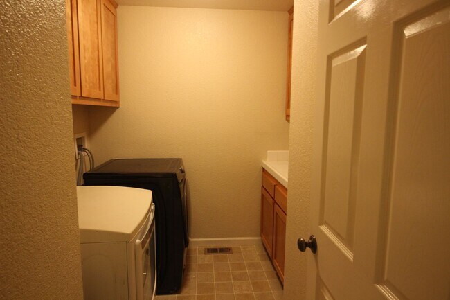 Building Photo - 4 Bedroom Home in Cloverdale