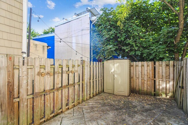 Building Photo - Spiffy 3 Bedroom, 2 Full Bathroom Rowhome just steps from Lincoln Park!!