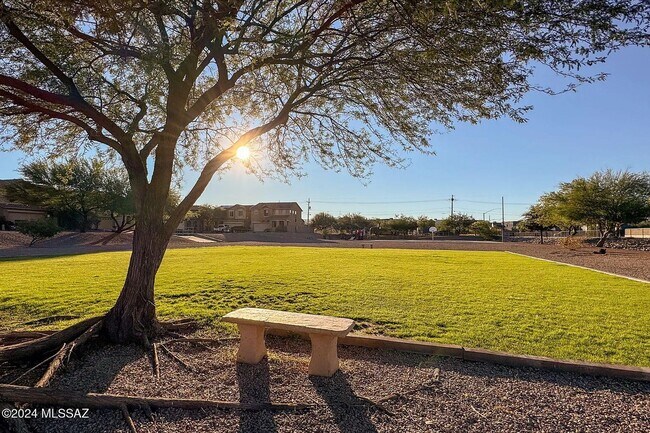 Building Photo - 4 bed/3bath in desirable Paseo Del Rio Community