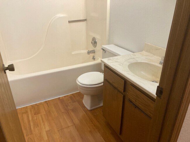 Building Photo - 1 Bedroom 1 Bath Ground Floor Apartment wi...