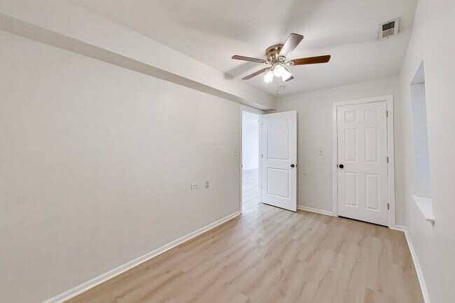 Building Photo - 3115 N Oakley Ave