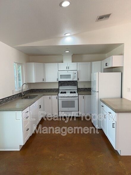 Building Photo - 21380 Olive St