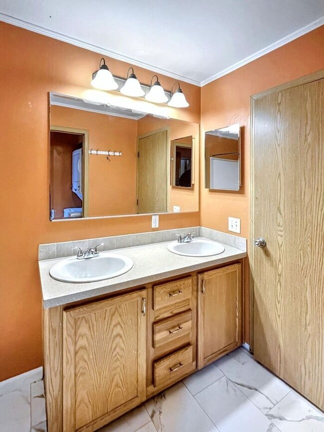 Building Photo - Charming 4-Bedroom Home in a Convenient Lo...