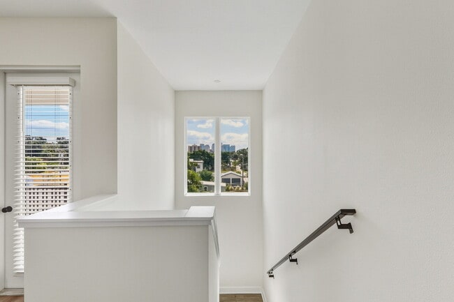 Building Photo - Luxurious 3 Bedroom Condo with Spacious Layout and Prime Location in Tampa, FL!