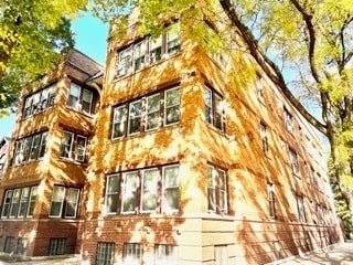Building Photo - 2300 W Sunnyside Ave