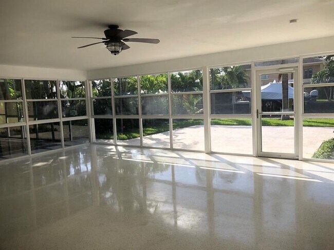 Building Photo - 633 Solar Isle Dr