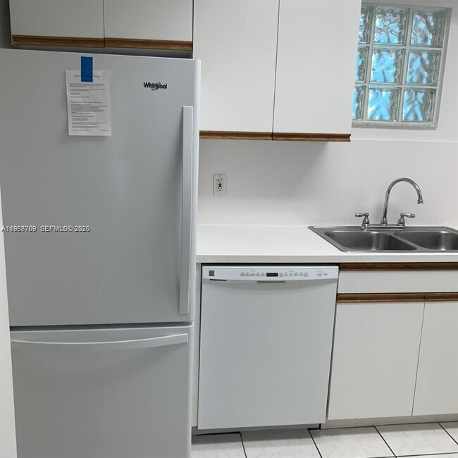 Building Photo - 9156 Collins Ave