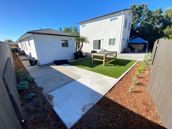 Building Photo - 4BD/2BA on Montezuma!