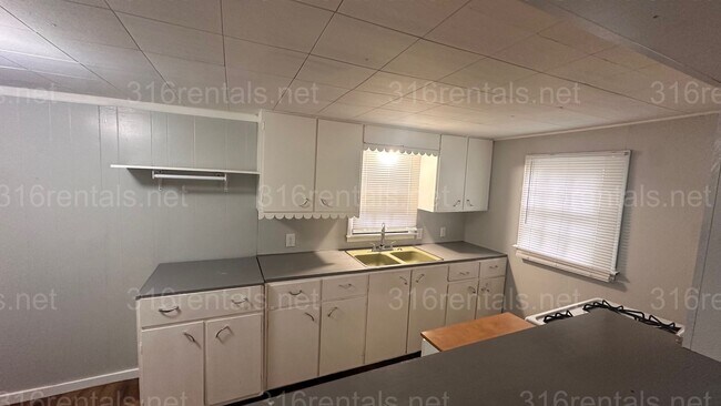 Building Photo - $925 - 2 bed 1 bath - Single Family Home