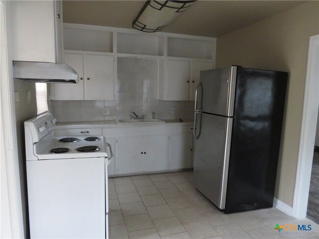 Building Photo - 214 E Munroe Ave