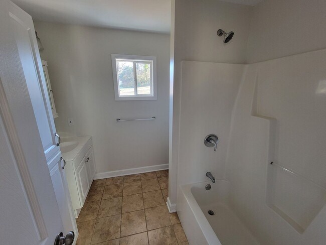 Building Photo - 2 Bedroom 1 Bathroom House