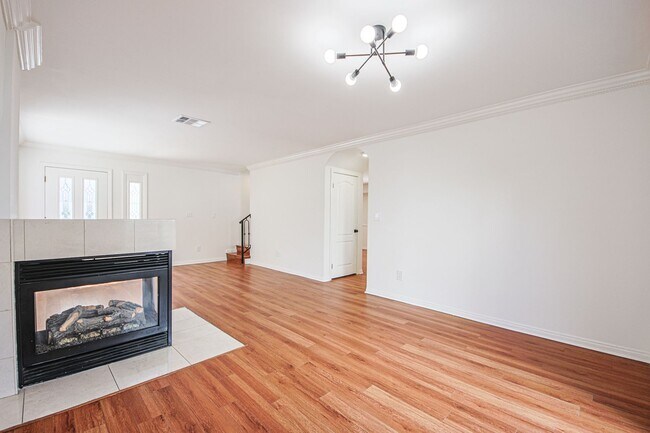 Building Photo - Fully Renovated 4 Bed/3.5Bath Home with Garage + Private Yard