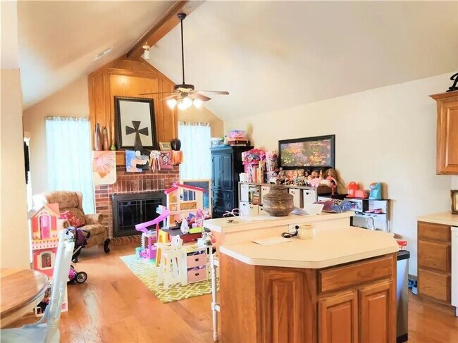 Building Photo - Spacious Home - Storm Shelter - Edmond Sch...