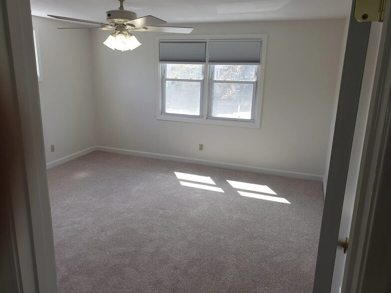 3 Bedrooms -big closets - 24 King St