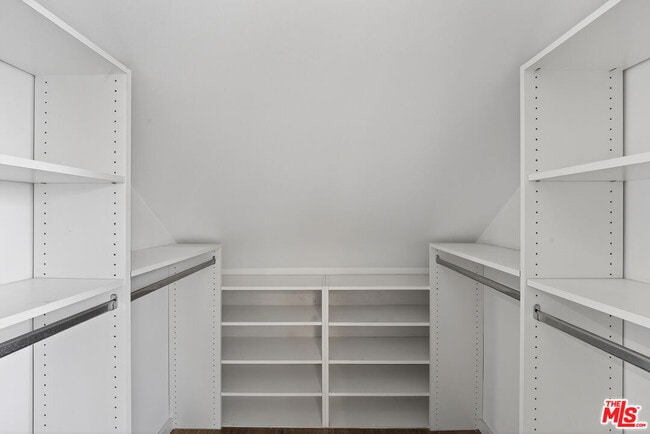 Building Photo - 935 Linda Flora Dr