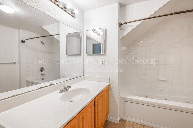 Building Photo - 4021 Venetian Bay Dr