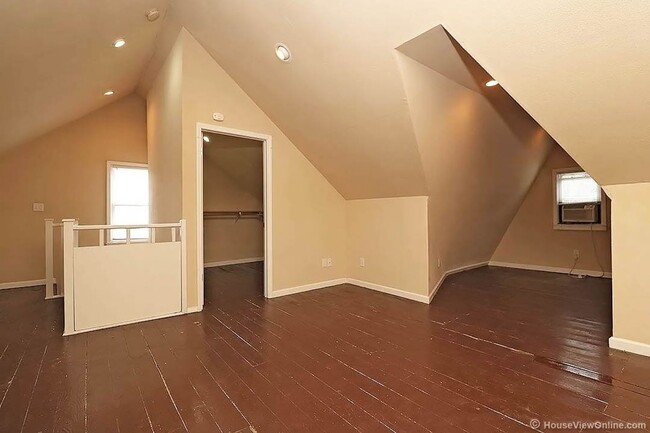 Building Photo - Available THIS SUMMER-Spacious Home Close to Campus