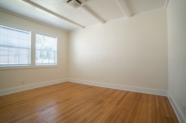 Building Photo - 3-Bedroom 2 Bath Classic Cape Cod House  (...