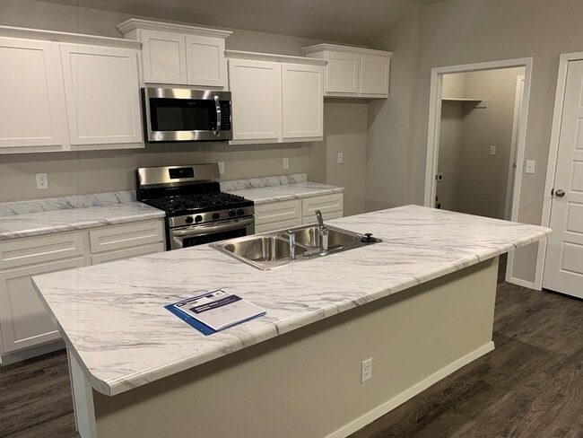 Building Photo - This is a very well maintained home in the desirable Bixby School district.