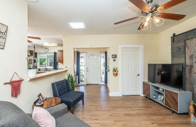 Building Photo - This 1bed/1bath bungalow comes with a BONU...