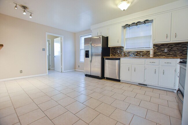 Building Photo - Three Bedroom with Fenced Yard!