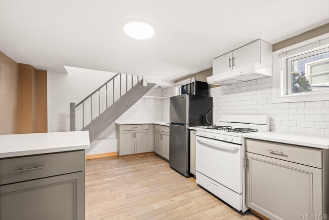 Building Photo - 30 Bridge St