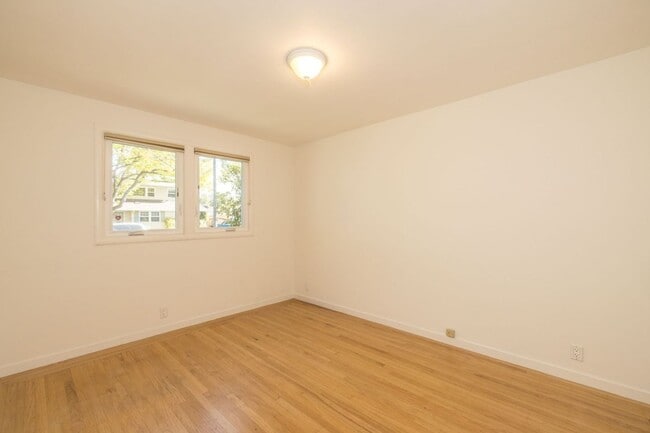 Building Photo - Elegant 3 Bed 2 Bath Home, Beautifully Remodeled in 2011