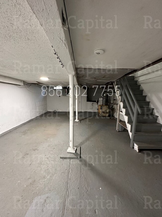 Building Photo - 3 Bedroom / 1 bath Row-house available NOW!!!