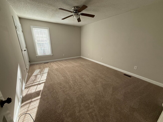 Building Photo - 925 S Hornbeam Dr