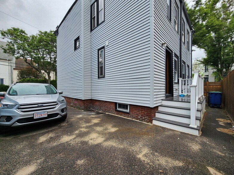 Building Photo - 27 Knapp St