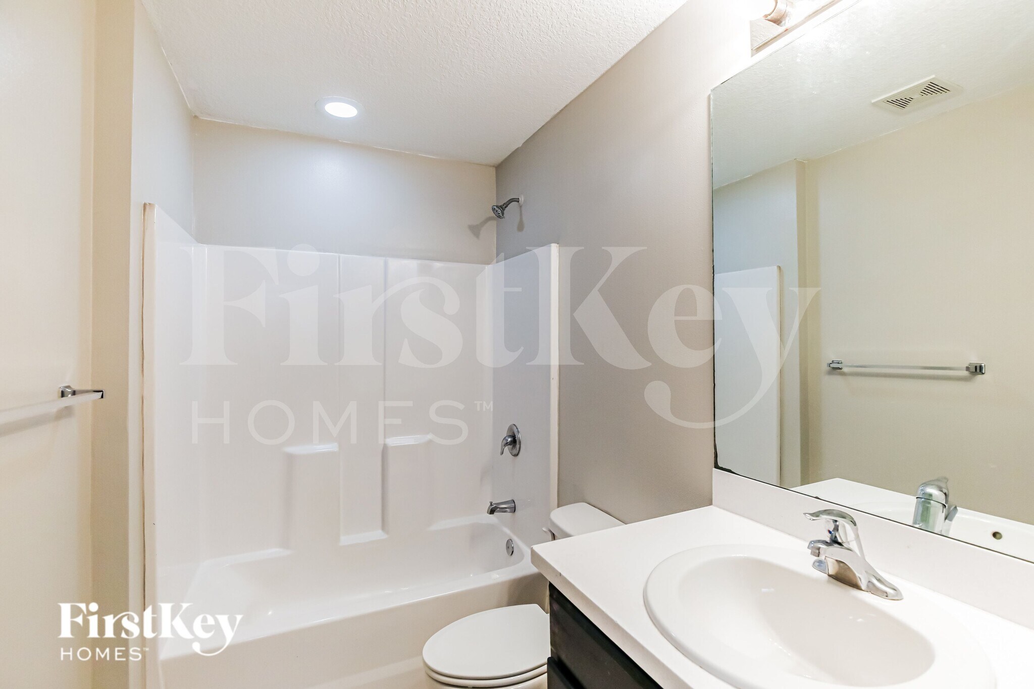 Building Photo - 931 SE Thornhill Dr