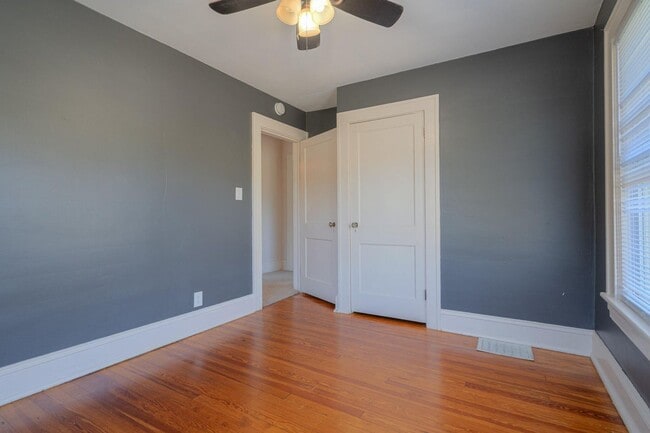 Building Photo - Grandin Court Foursquare convenient to SW City & SW Co!