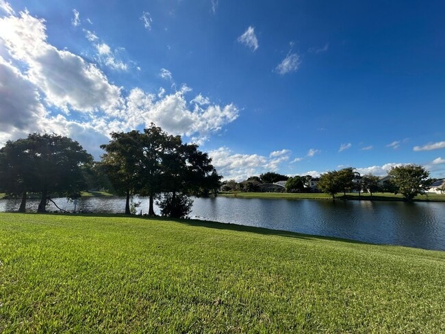 Building Photo - Waterfront Pool Home in Waterford Lakes